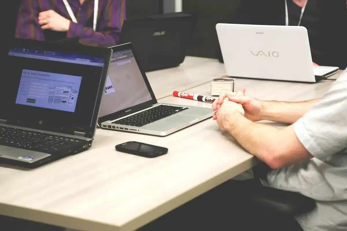 Tavola rotonda su finanziamenti cinematografici con documenti e laptop