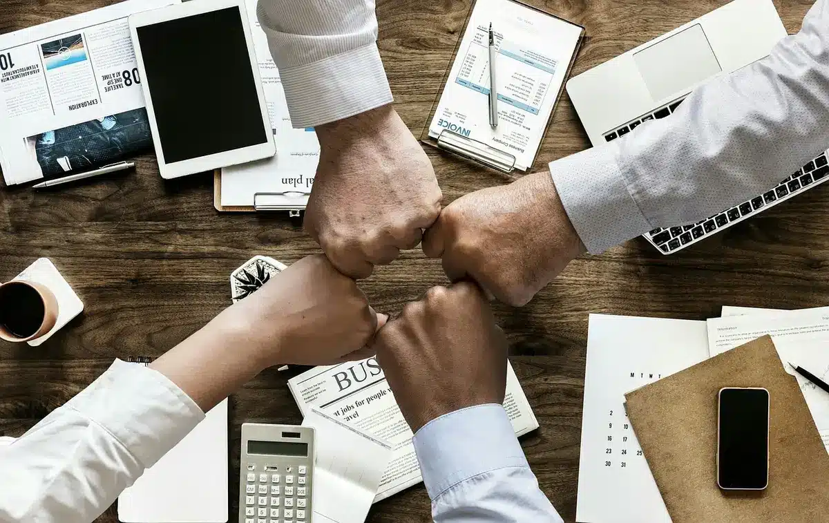 Professionisti che discutono strategie di investimento in ufficio