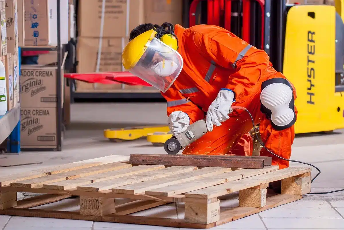 Magazzino con tecnologie di sollevamento e lavoratori al lavoro
