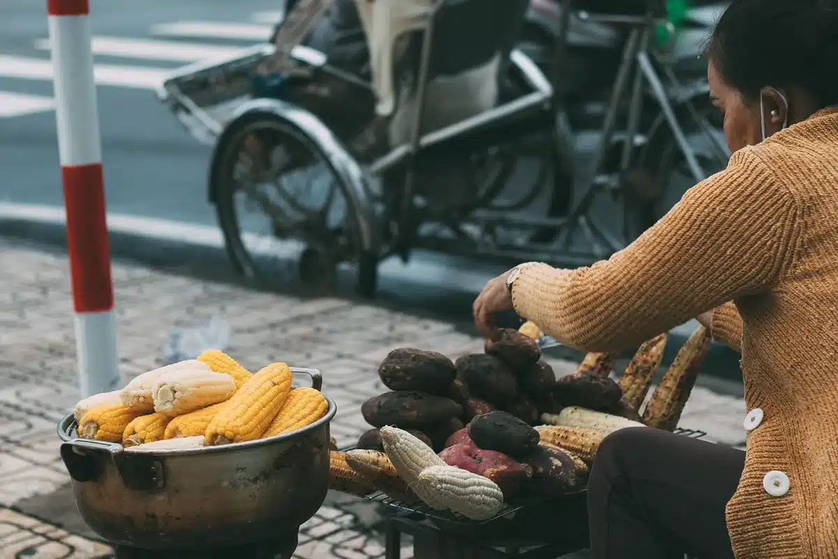 Persone che fanno la spesa in un mercato locale di provincia, routine quotidiana