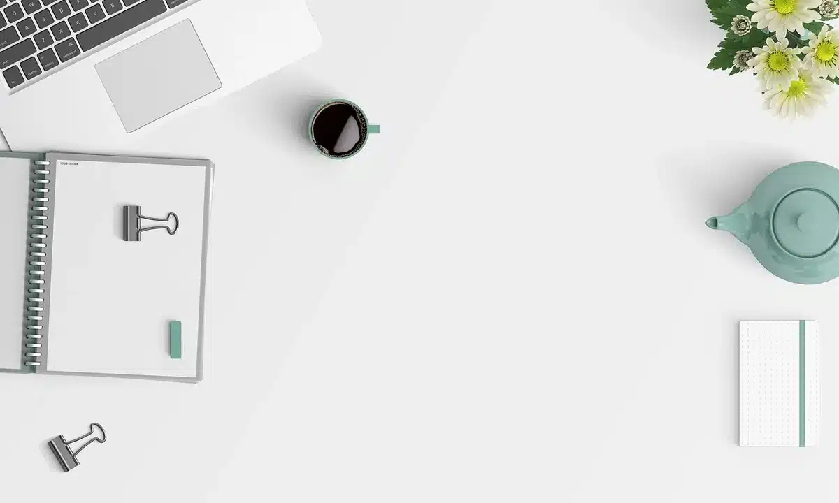 Anteprima di stampa su laptop con documento aperto