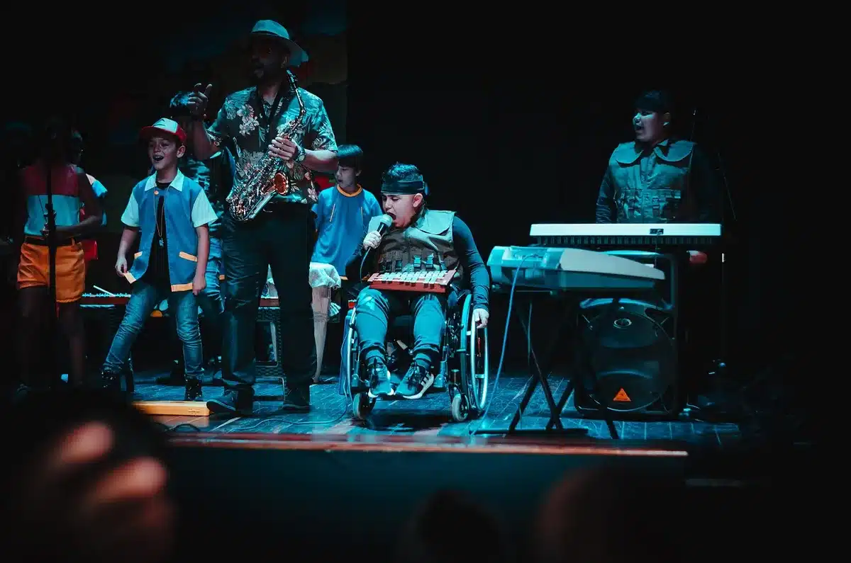 Musicisti su un piccolo palco in un club durante una serata jazz