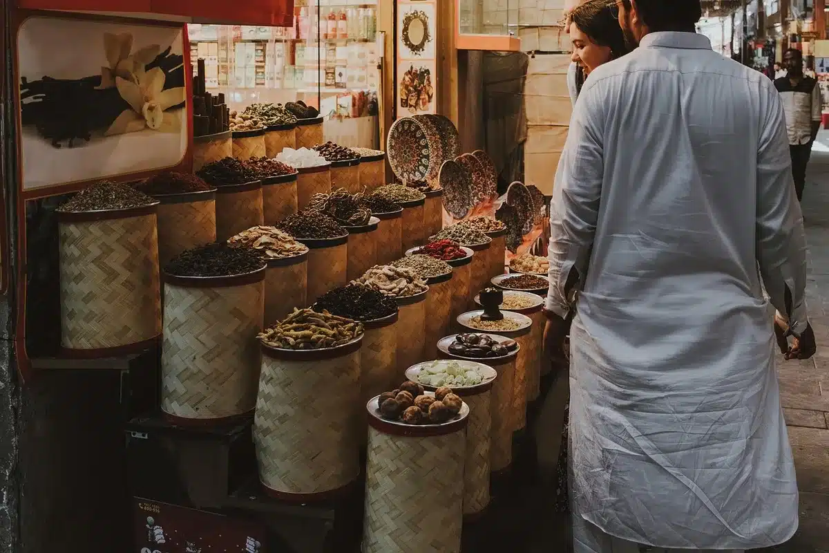 Banchi gastronomici e visitatori a una sagra in un borgo sardo