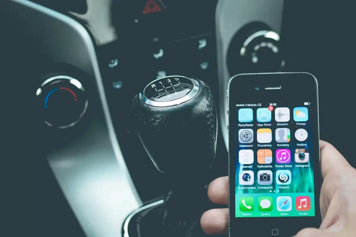Interfaccia mobile compatta con pulsanti di azione touch-friendly
