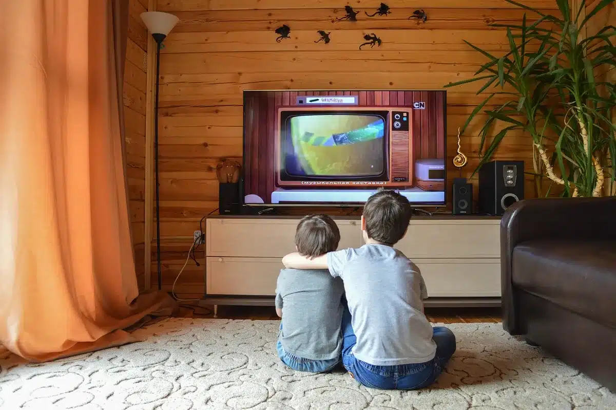Gruppo di collaboratori e volti nuovi in uno studio televisivo anonimo