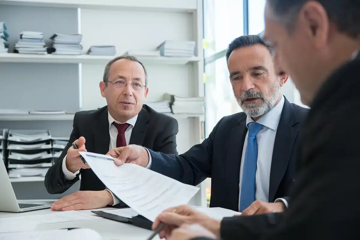 Documenti di piattaforma sindacale su un tavolo con firme e penne