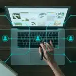 Mano anonima su tastiera con pulsanti UI, pagina stampata e smartphone sul tavolo