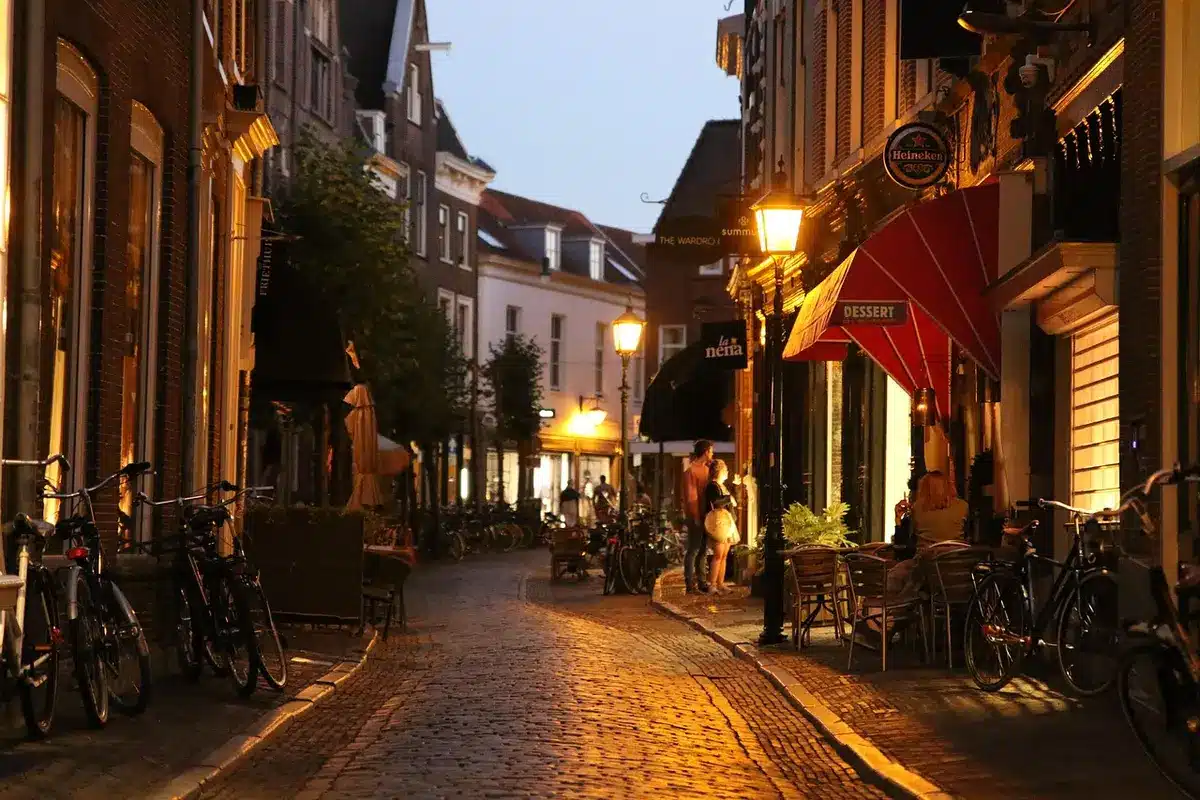 Strada cittadina europea con persone di diverse origini che camminano