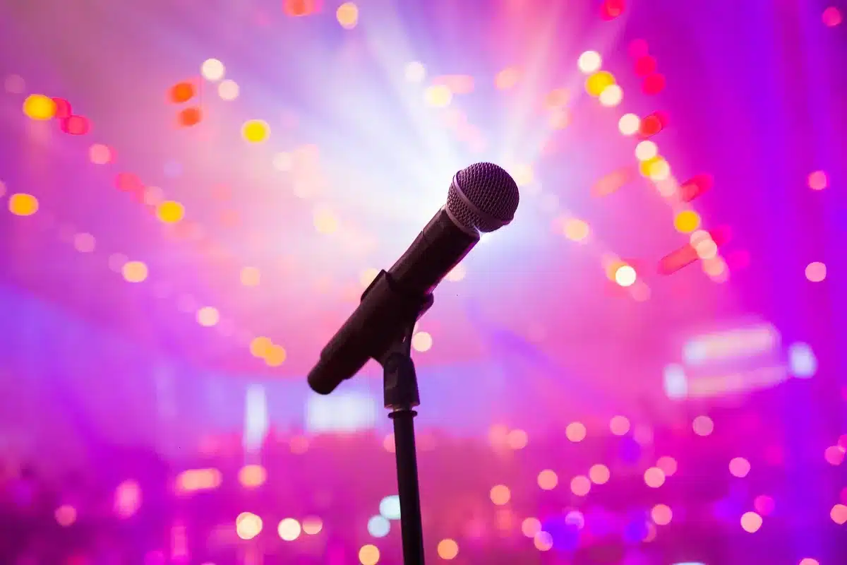 Pubblico in una sala da comedy mentre guarda un palco illuminato