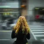 Silhouette anonime sul red carpet durante un gesto simbolico di protesta