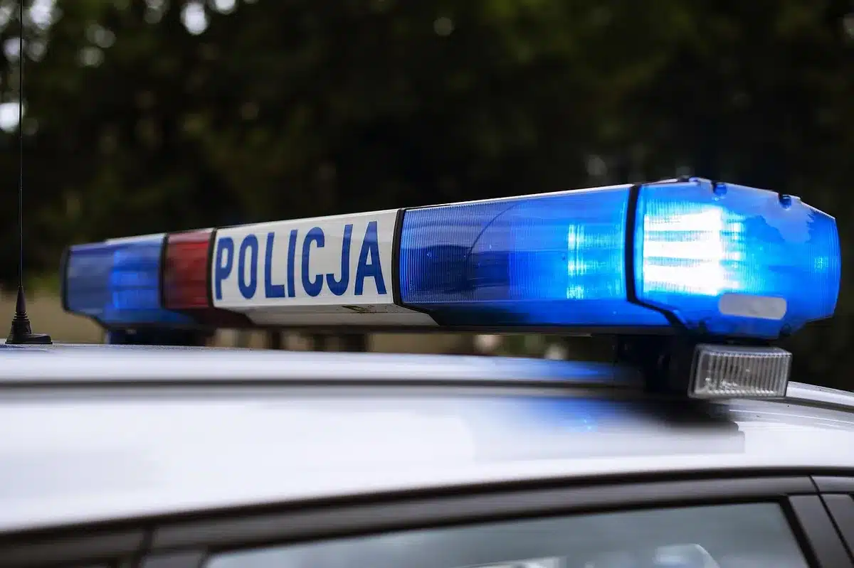 Dispositivo elettronico rimosso e posto su un tavolo durante un controllo