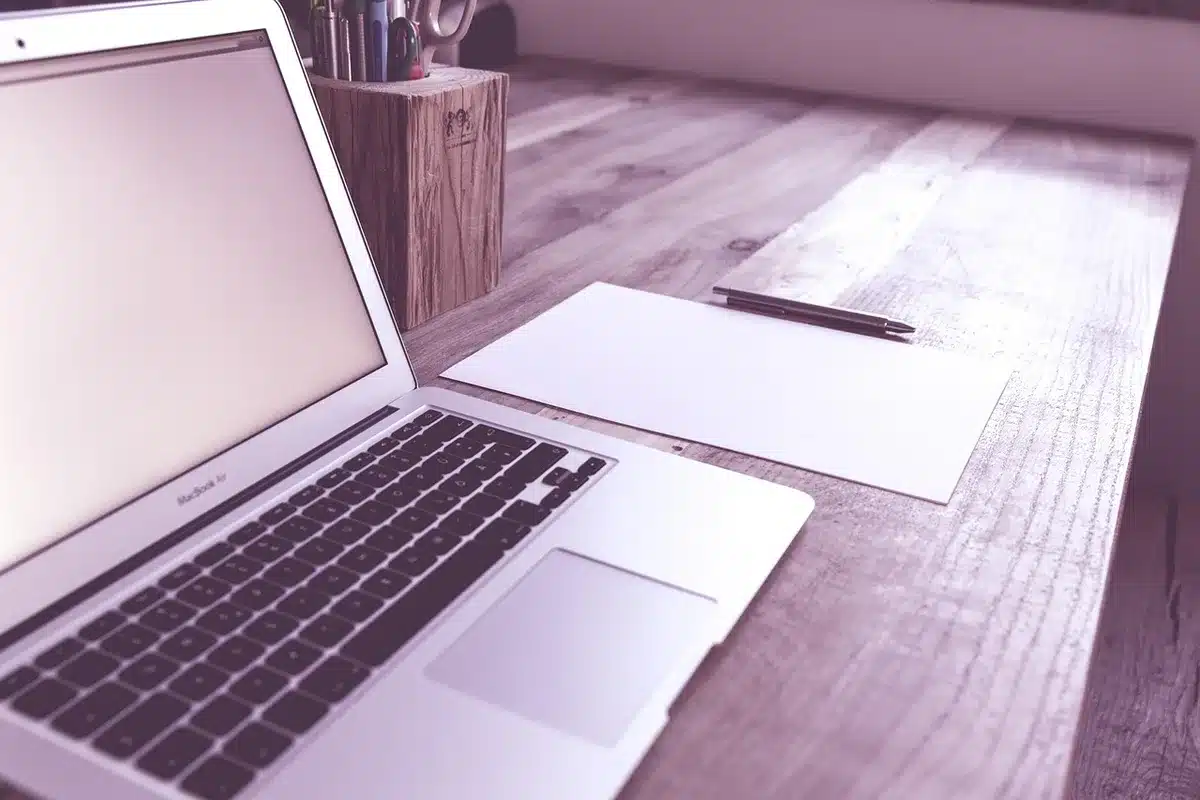 Postazione di lavoro con schermo e tastiera per identificare un videoterminalista