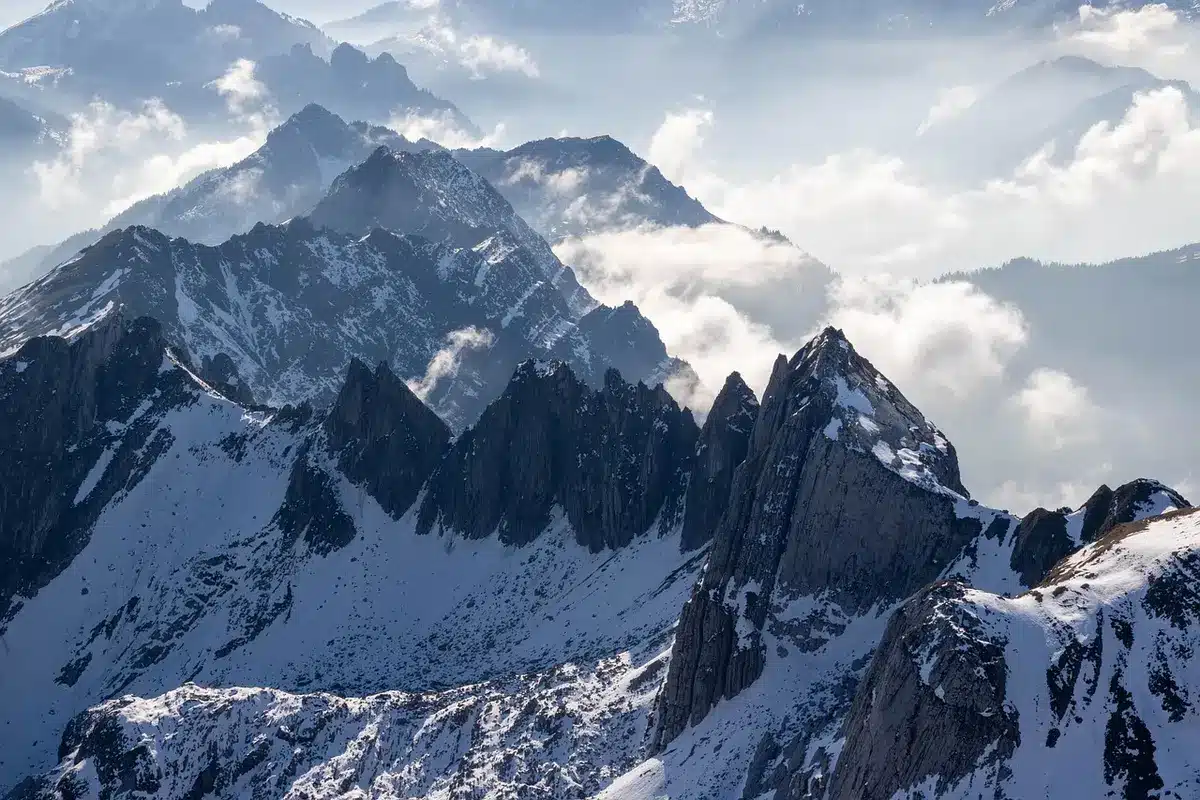 Strumenti di misurazione sulla sommità con neve che influenza la quota