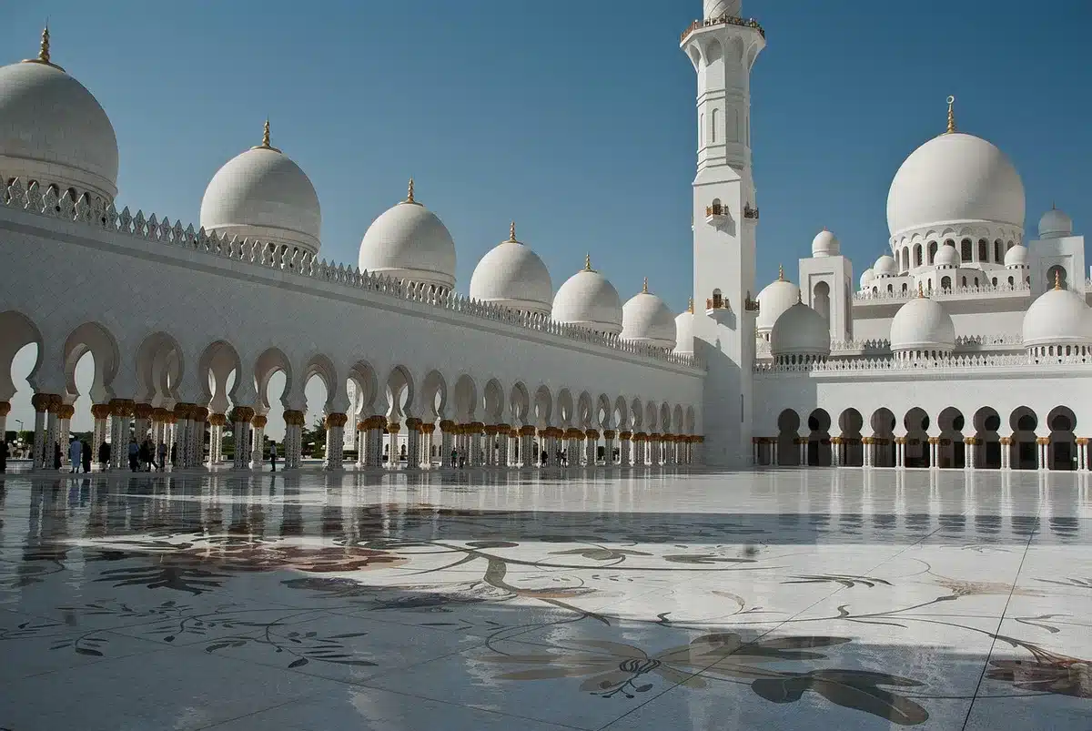 Minareto di una moschea rurale con altoparlante visibile