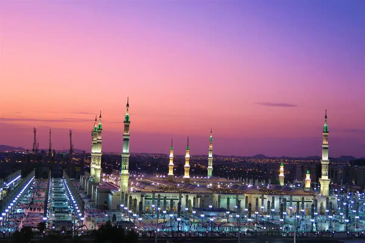 Minareti e altoparlanti di una moschea in un villaggio indonesiano all'alba