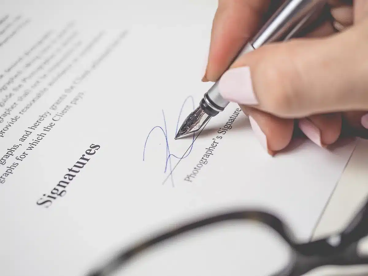 Documenti di contratto collettivo su una scrivania