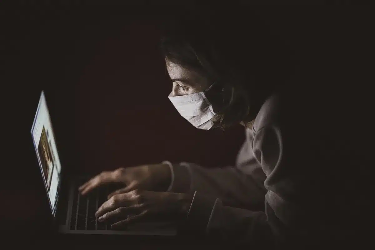 Donna al computer in lavoro part-time da casa