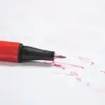 Corridoio d'ufficio con documenti sindacali su un tavolo e mani anonime che si scambiano carte