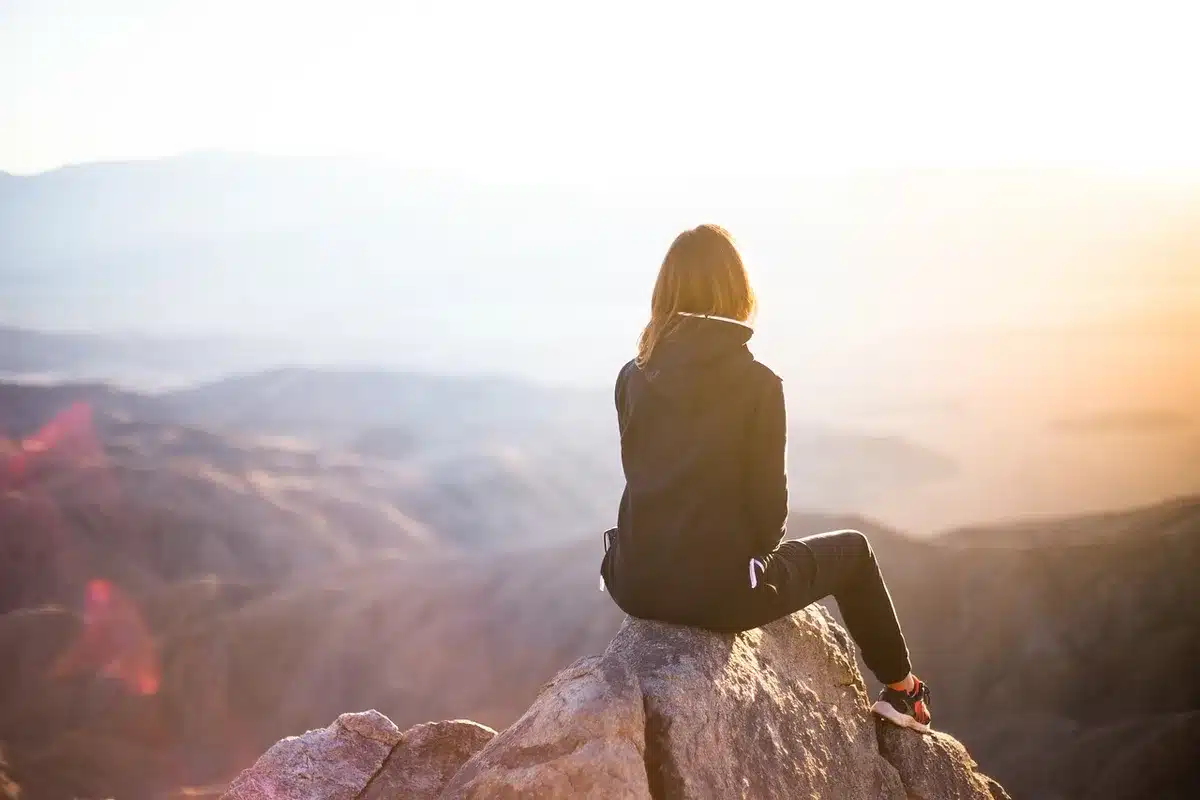 Sentiero nel bosco al tramonto che evoca isolamento positivo