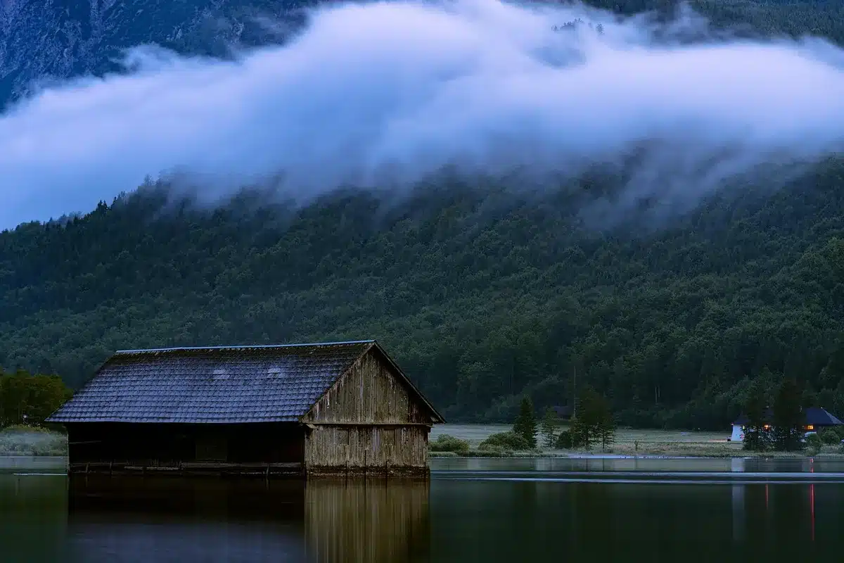 Rifugio isolato vicino a un lago, esempio di alloggio per vacanze tranquille