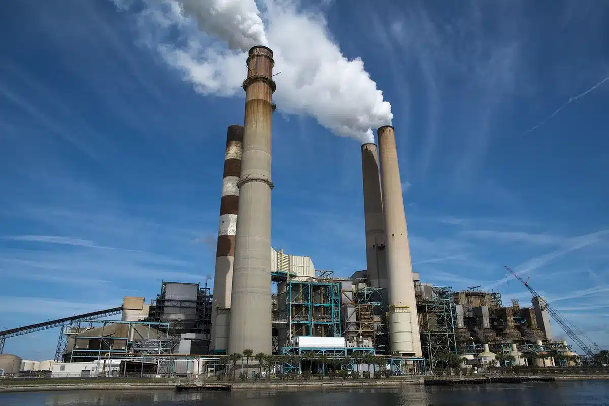 Torri di raffreddamento e impianti energetici che illustrano consumo di energia