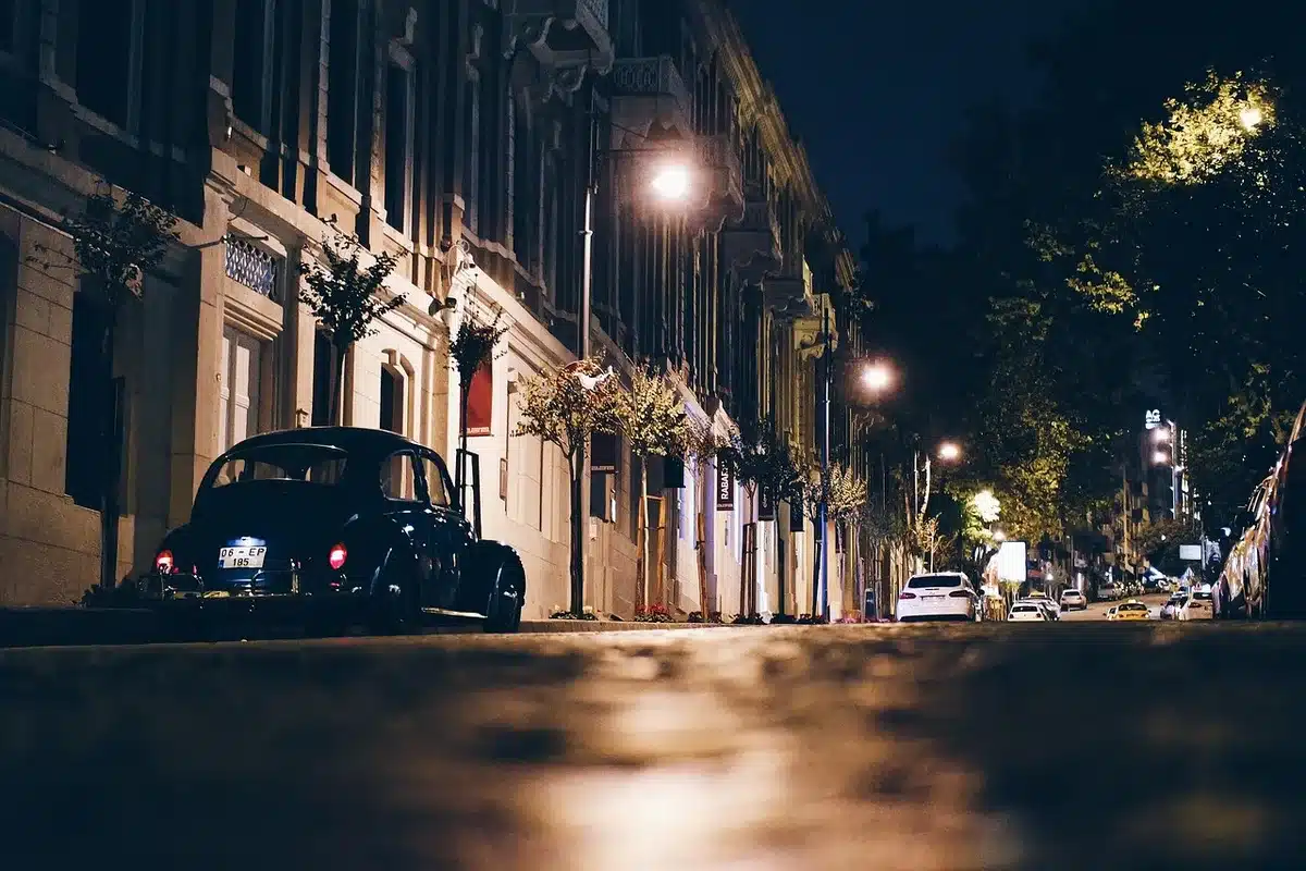Vista in prima persona di un vialetto urbano ripreso da bodycam