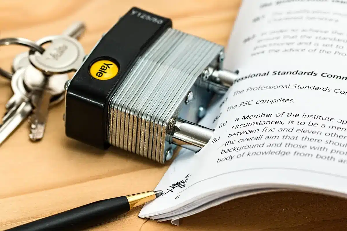 Consulente legale che rivede un contratto con il cliente