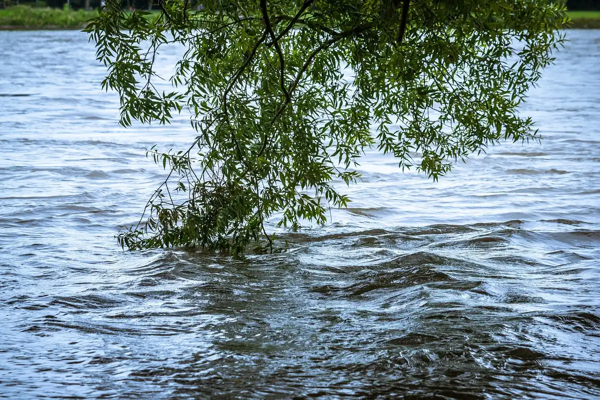 Fiume in piena che supera gli argini vicino a villaggi di montagna