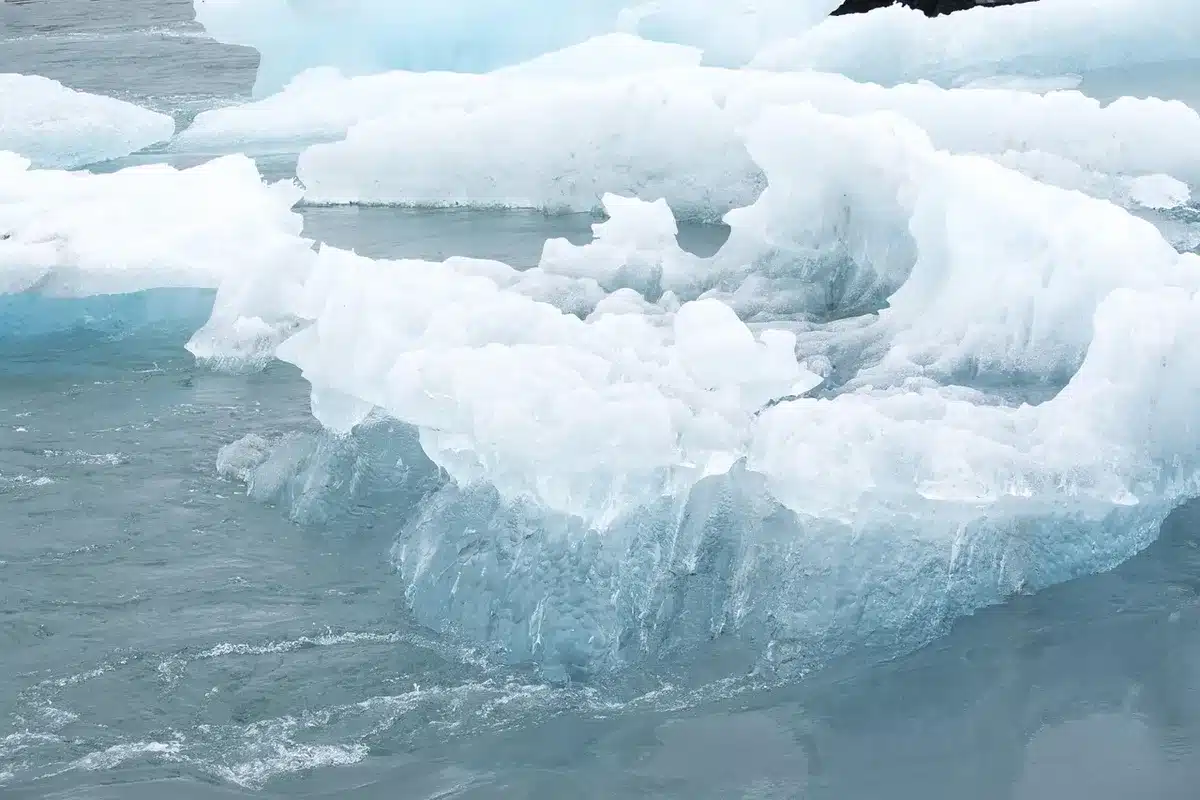 Lago glaciale e ghiacciaio in rapido scioglimento in ambiente montano