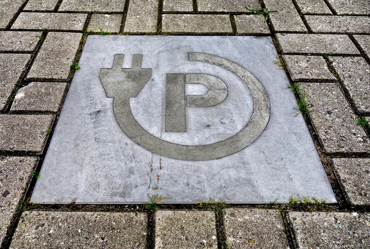 Stazione di ricarica per veicoli elettrici in ambiente urbano