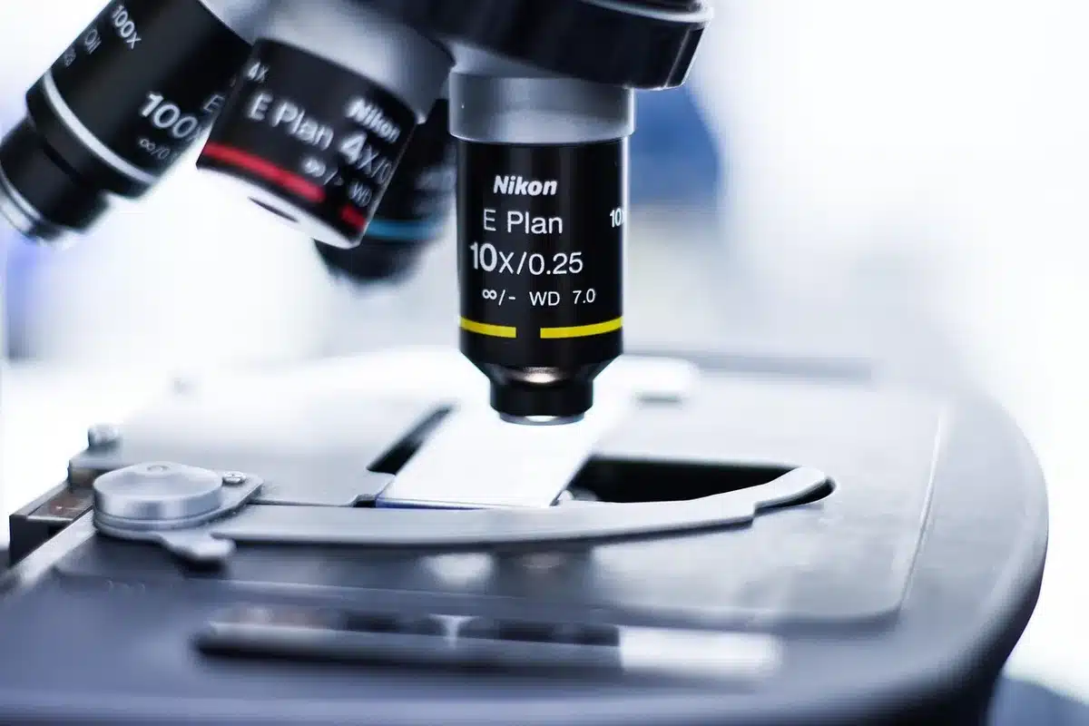 Concetto di biosicurezza con laboratorio e cartello avvertimento