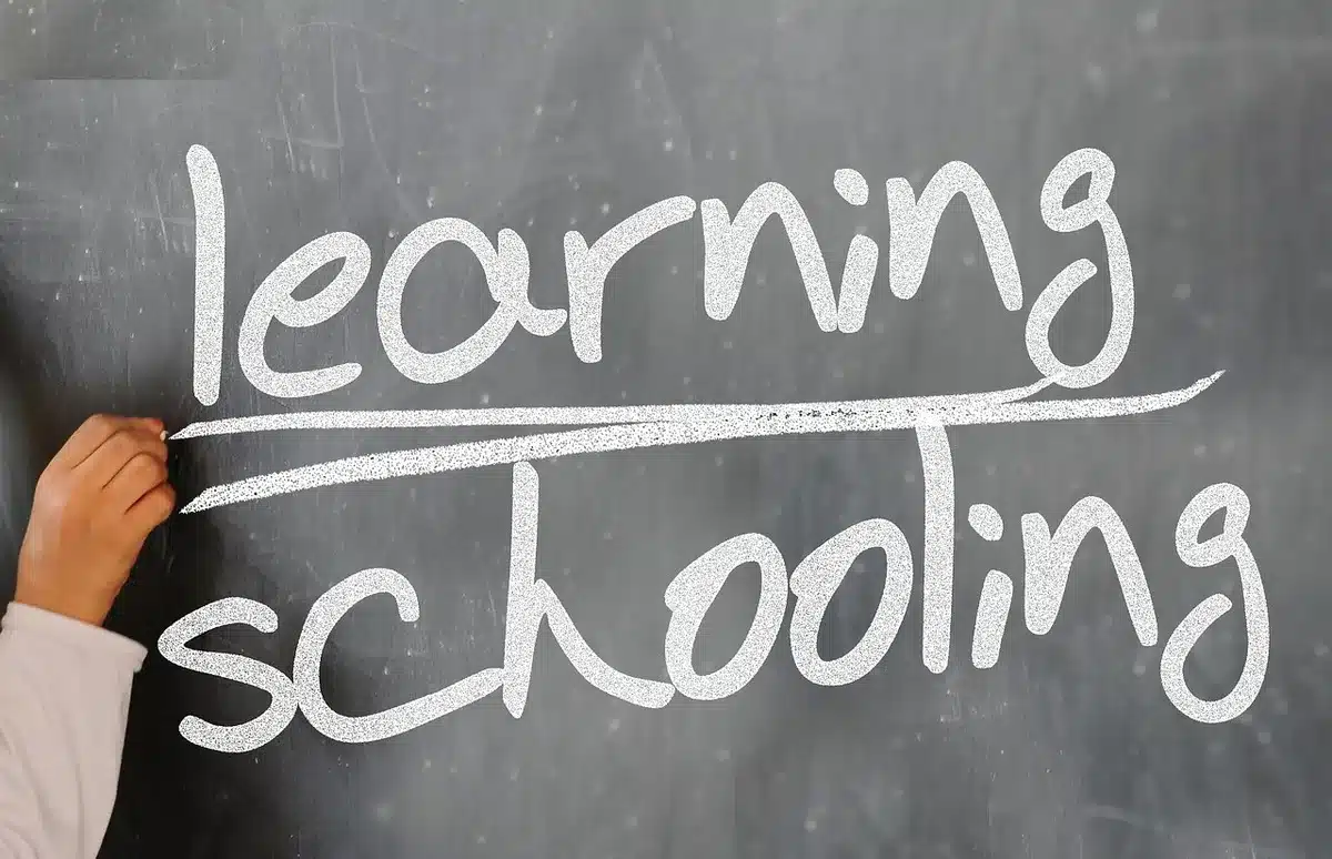 Schermo di laptop con codice e modelli di machine learning open source