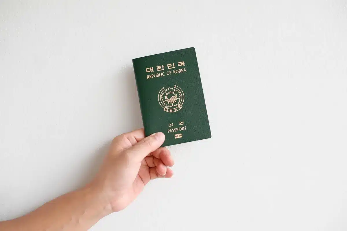 Checklist di pre-partenza con passaporto, assicurazione e documenti