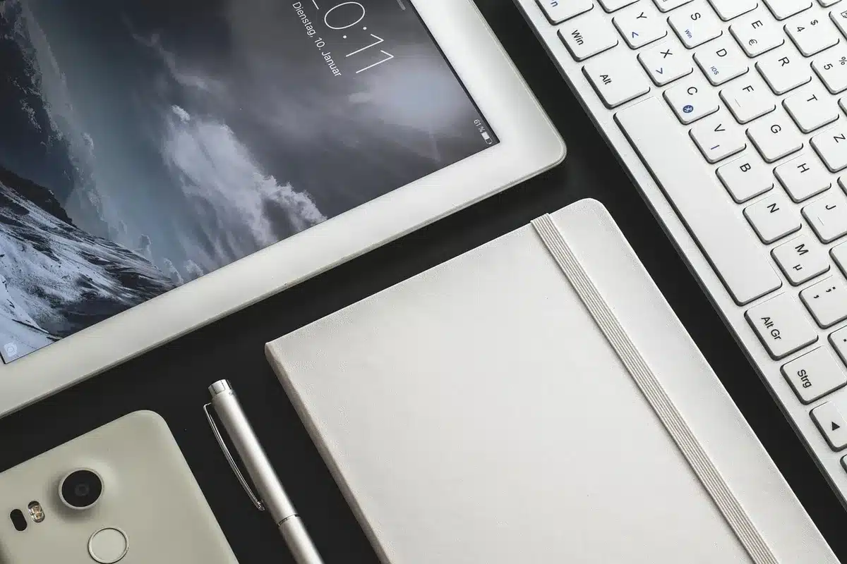 Grafici di produttività su schermo e laptop in ufficio