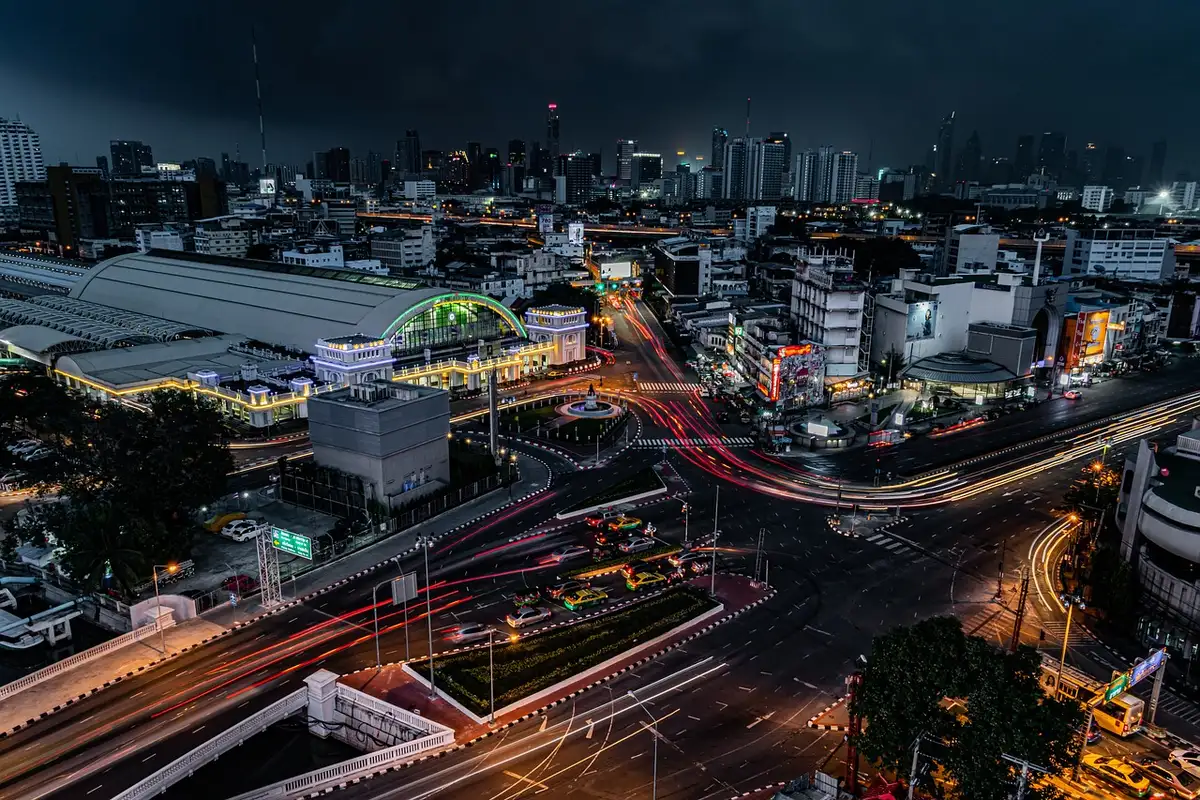 Strada urbana di notte illuminata da luci al neon che evoca atmosfera della serie