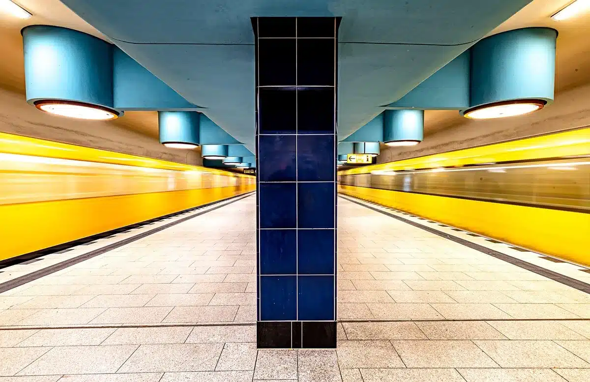Mani che tengono uno smartphone con schermata di abbonamento ferroviario